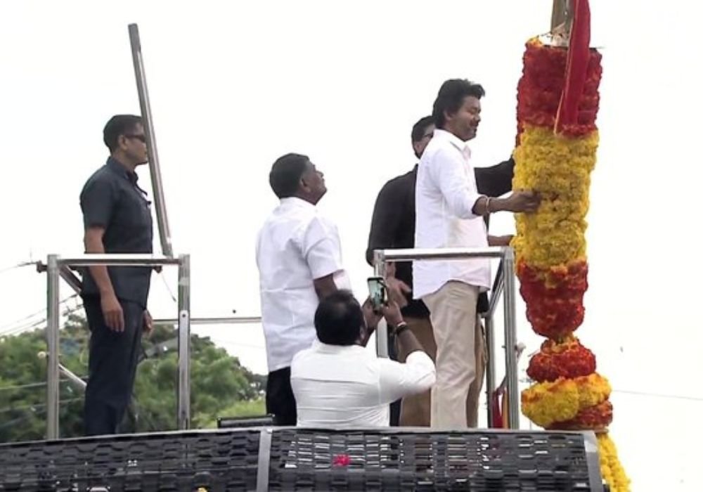 Vijay is Thiruvarur with a grand garland