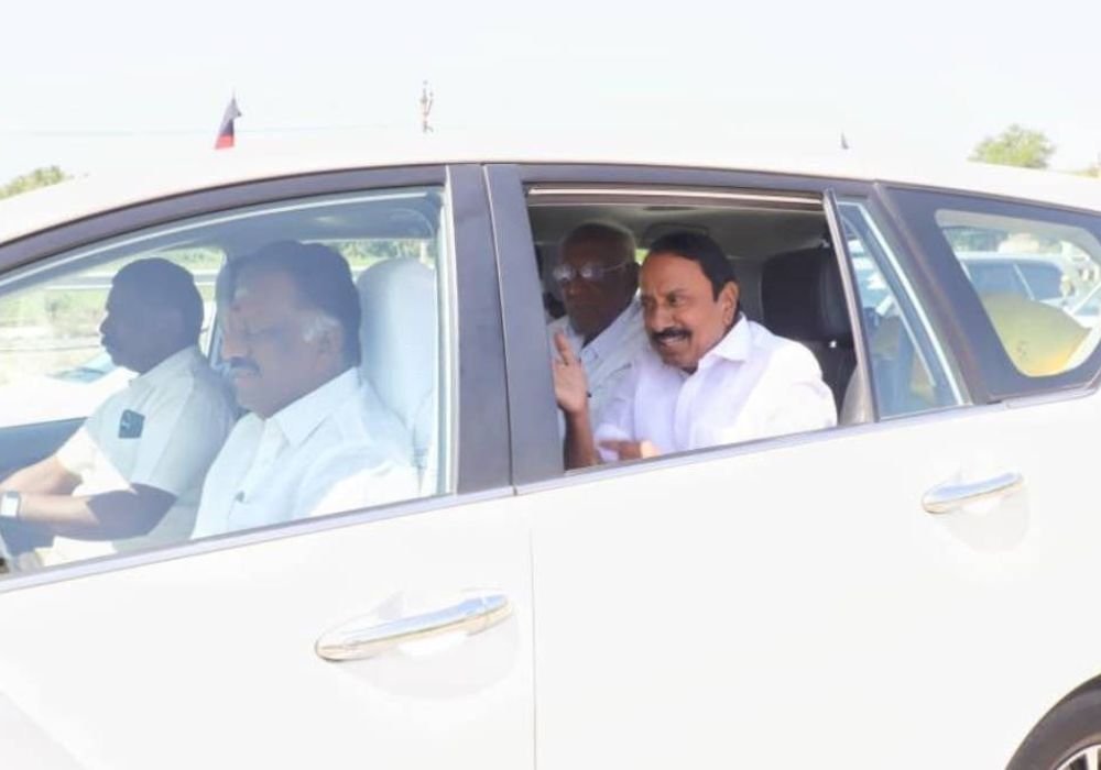 OPS in one car at Pasumpon festival – Sengottaiyan