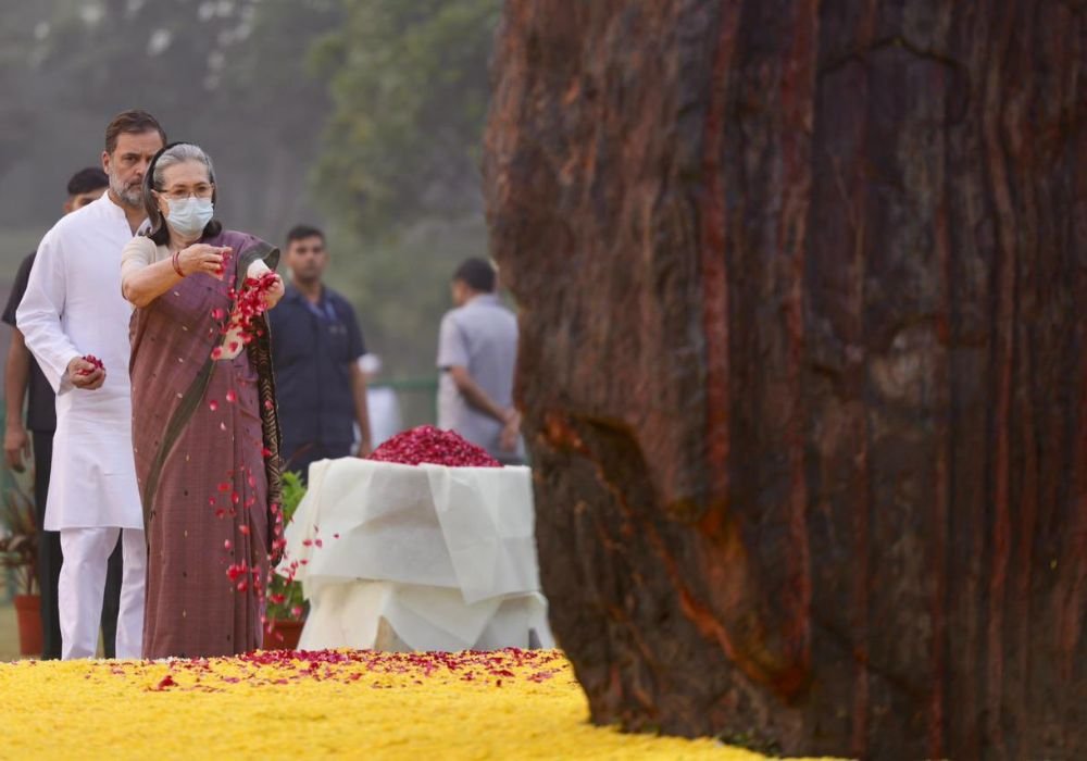 Indira Gandhi's death anniversary: ​​Sonia, Rahul Gandhi pay floral tributes