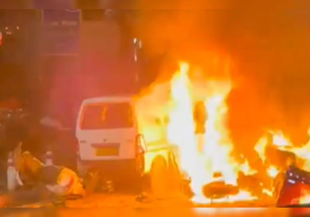 Car explosion near Delhi's Red Fort - 10 dead