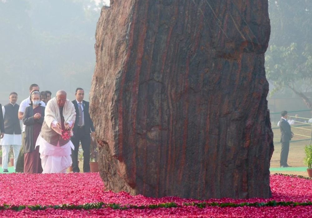 Rahul, Kharge, Sonia pay homage at Indira Gandhi's memorial!