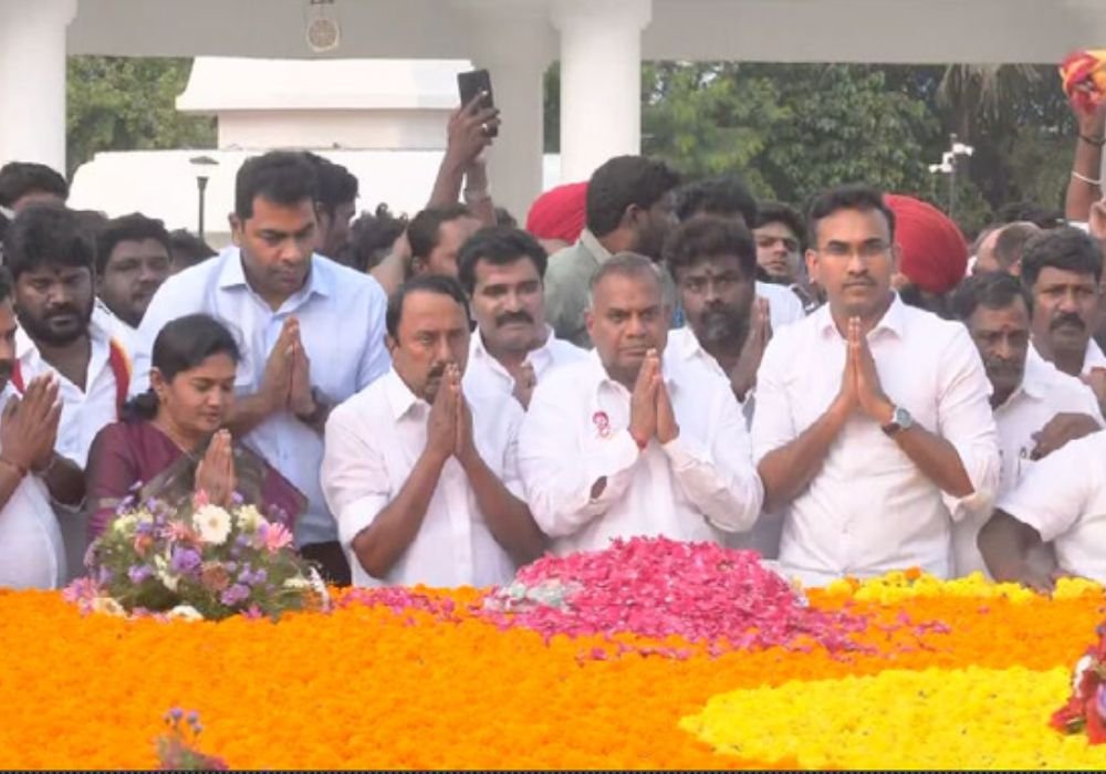 Sengottaiyan pays homage at Anna, MGR, Jayalalithaa memorials