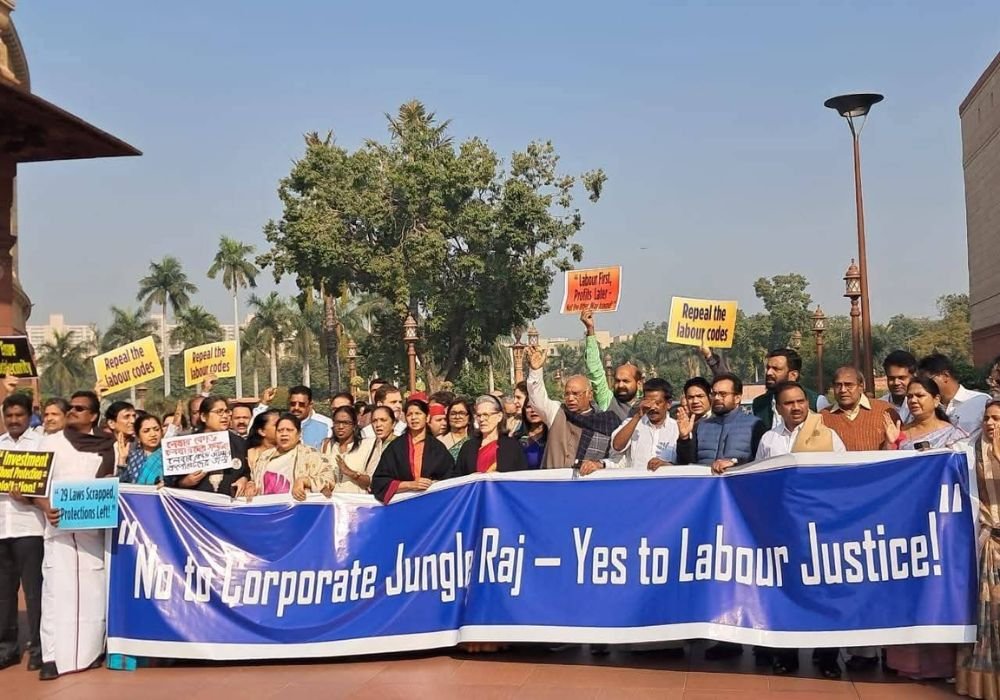 Opposition MPs protest against the new labor law!
