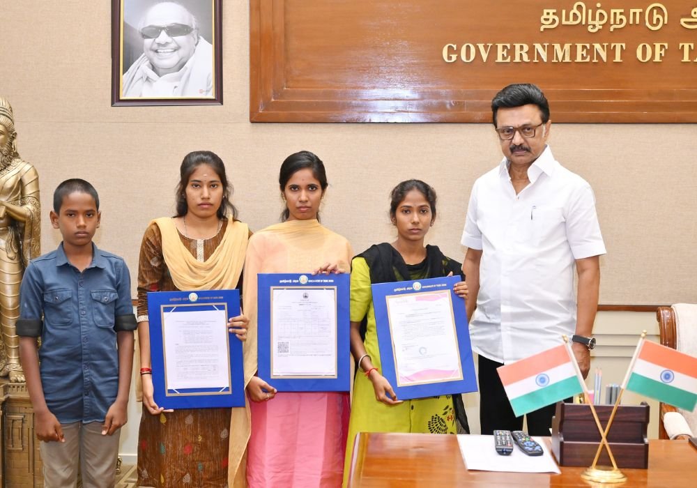 Various welfare assistance for 4 children who have lost their parents