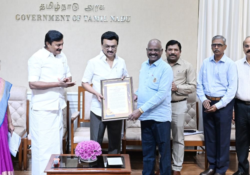 MK Stalin presents 'kalaignar Pen' award to Dinathanthi editor