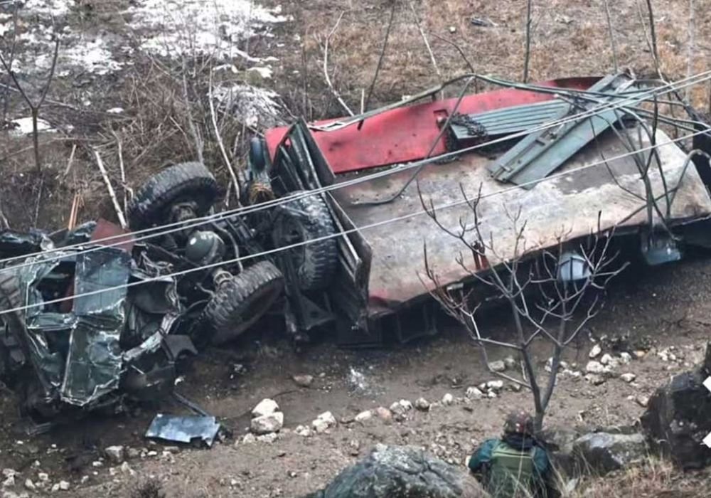 Army vehicle accident in Jammu and Kashmir - 10 soldiers killed!