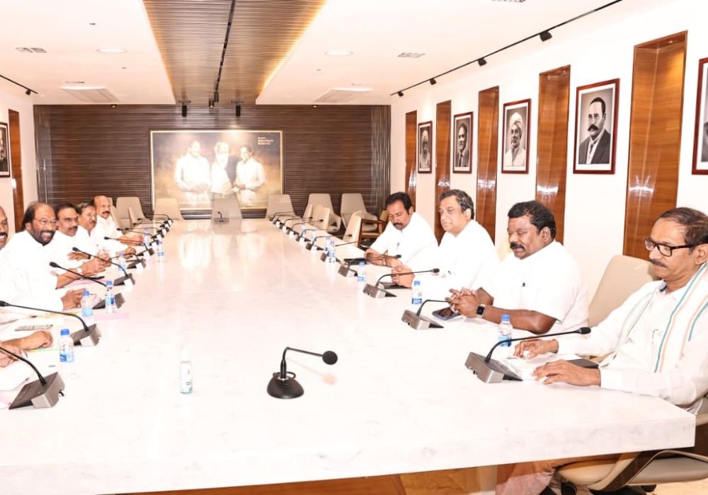 How many seats does in Congress party have in the DMK alliance?