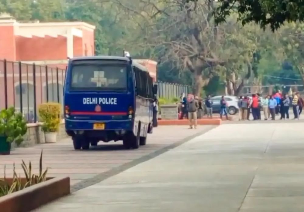 A bomb threat was sent to Parliament via email.